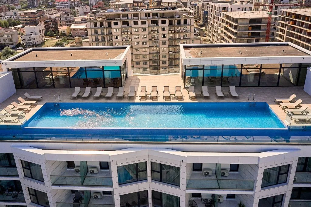 Complex rezidențial cu piscină, reprezentativ pentru apartamentele moderne din Mamaia