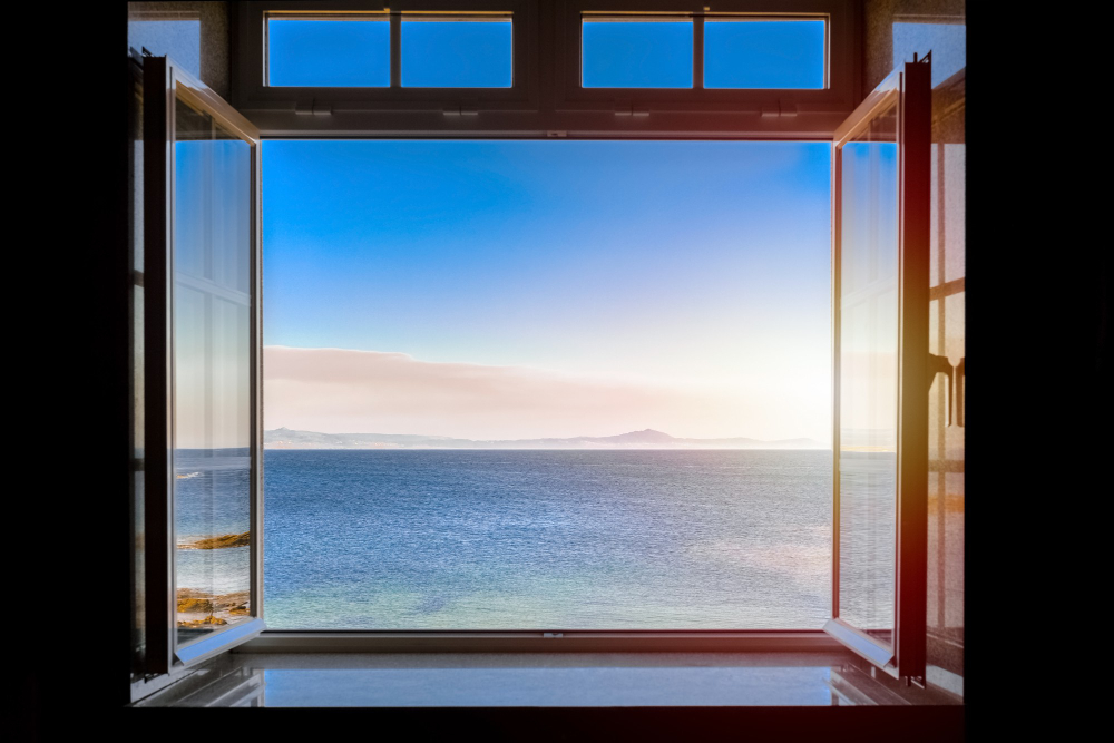 Vedere la mare dintr-o unitate de cazare, reprezentativă pentru vacanțele în Mamaia Nord